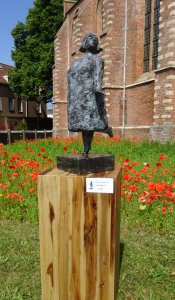 Lichtvoetig, brons. h. 36 (zonder sokkel), l. 43 x b. 17 cm. Prijs op navraag