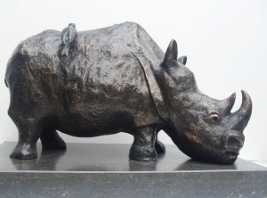 Rhino met ossepikkers, brons. l. 48 cm. h. 28 cm. Prijs op aanvraag