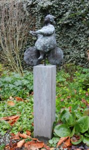 Dame op fiets in een achtertuin in Delft